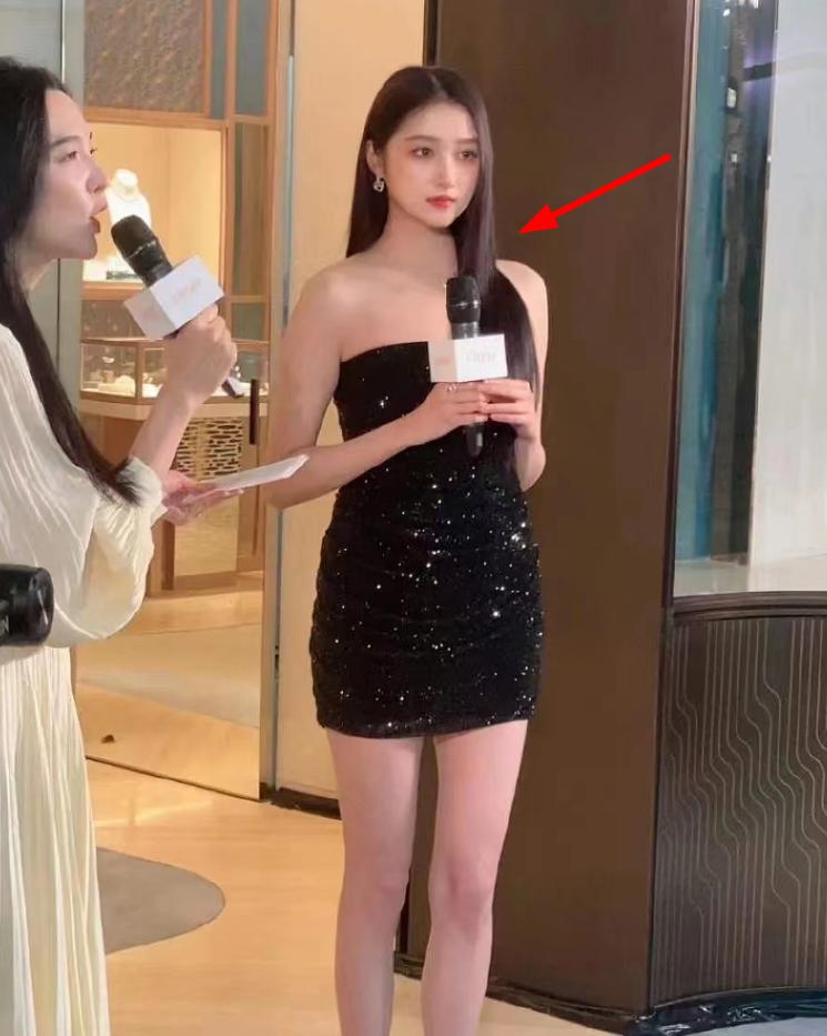 关晓彤最新照片女人味十足,关晓彤精修机场生图半身造型