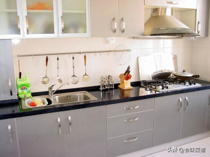 铸铁锅和不粘锅哪个好用,铸铁锅炒菜和不粘锅区别