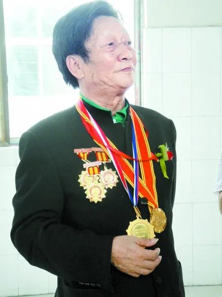 一生众叛亲离妻子曾三次提出离婚,一生入狱两次破产3次