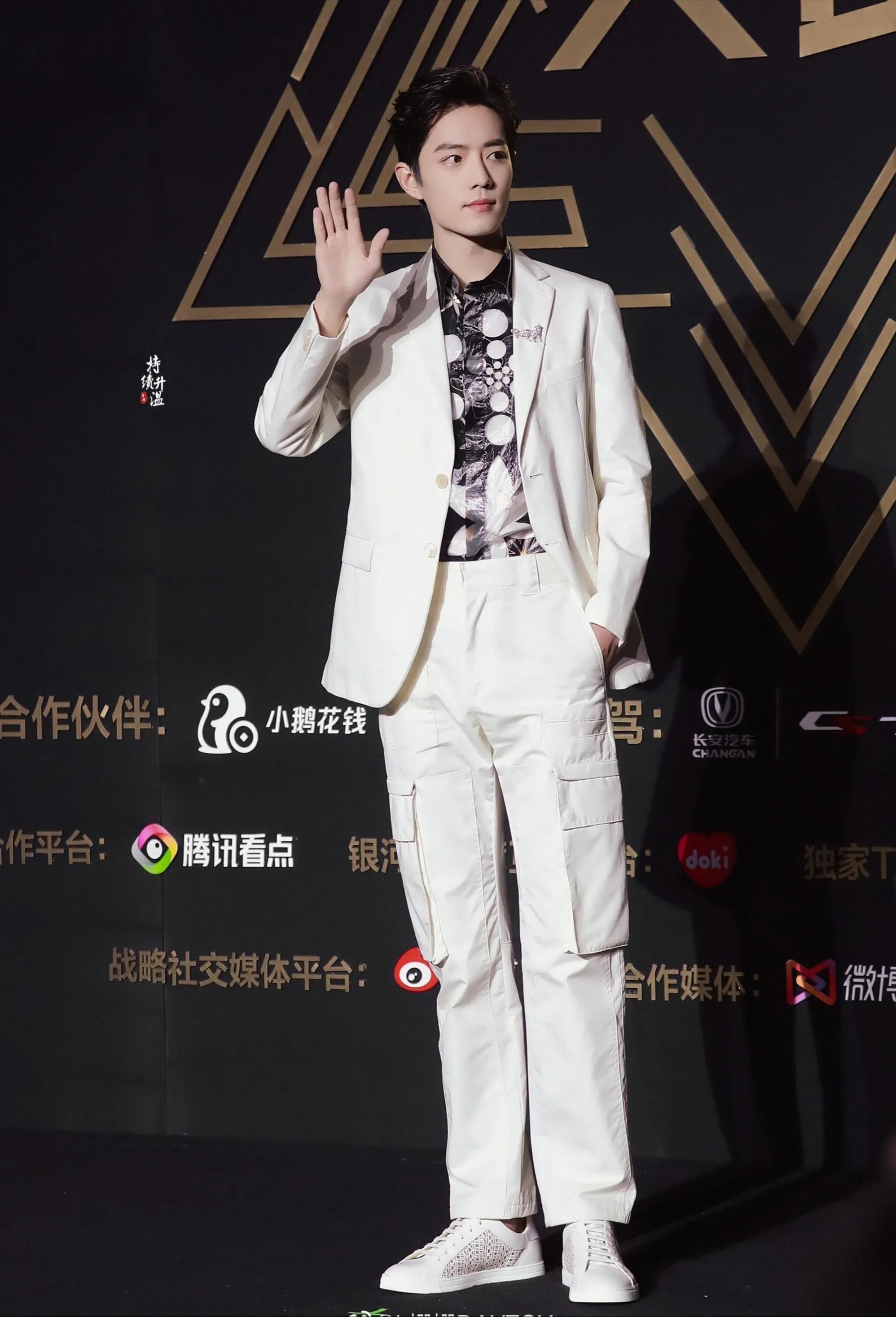 肖战近期活动造型,肖战微博之夜两套造型