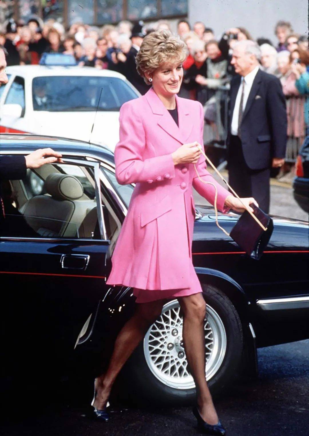 戴安娜离婚时候威廉多大,戴安娜离婚后还保留王妃头衔吗