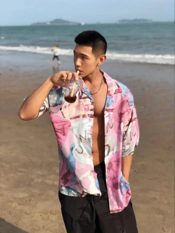 高颜值腹肌小狼狗照片,腹肌小狼狗照片帅气露脸