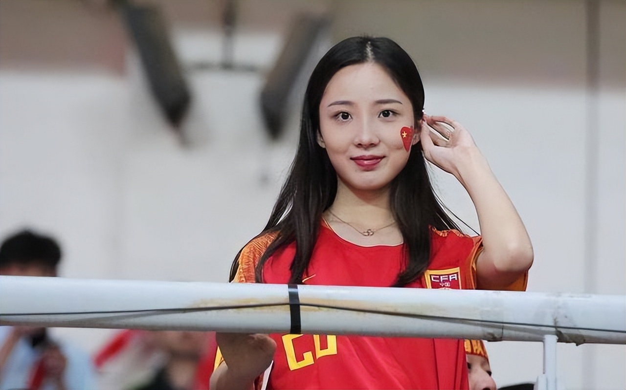 鍗″灏斾笘鐣屾澂涓婃尌鍔ㄧ殑浜旀槦绾㈡棗,璋佷笉鎯宠鍥芥瓕鍦ㄤ笘鐣屾澂涓婂鍝嶅憿