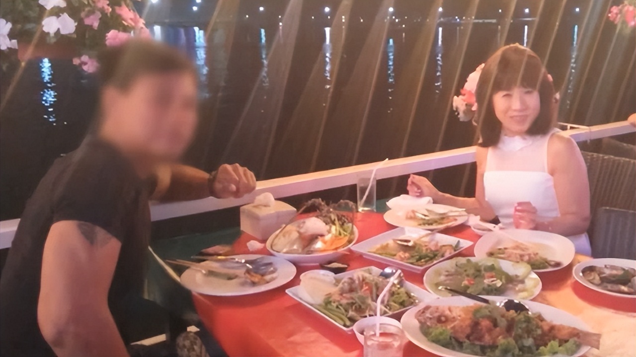 62岁大妈整容6次完整视频,63岁大妈为26岁小伙整容88次