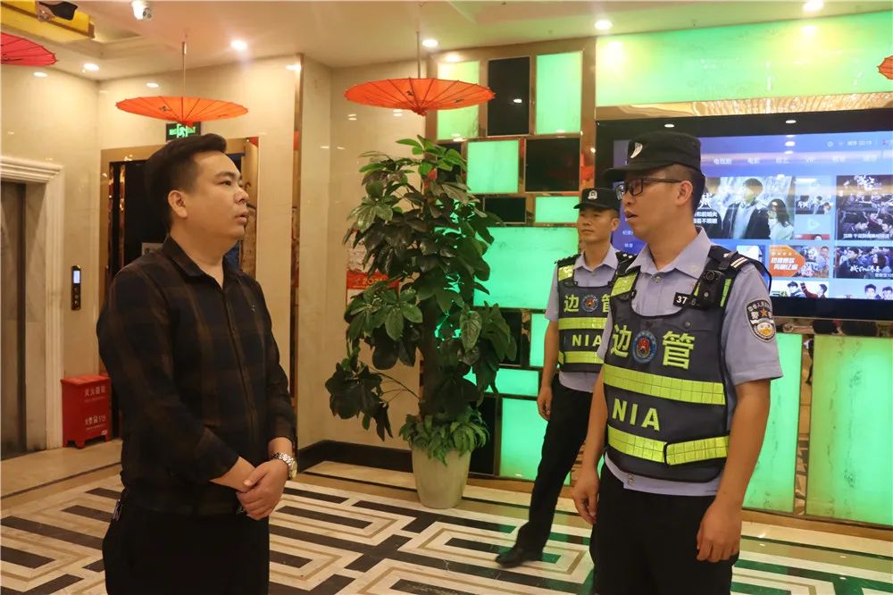 夜间巡逻坚守岗位,夜间巡逻保平安