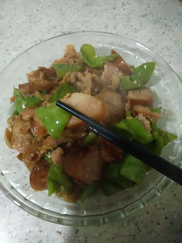 辣麻肠香炒菜做法,熏肠炒辣椒粉怎么做