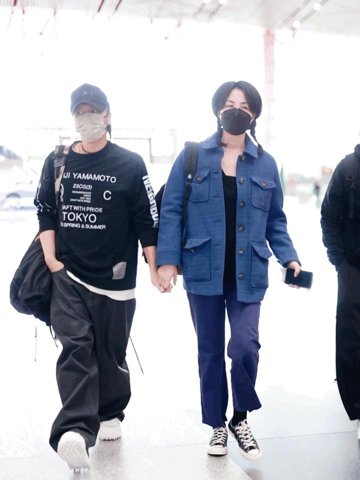 王菲谢霆锋机场牵手登上热搜采访,王菲谢霆锋高调牵手视频