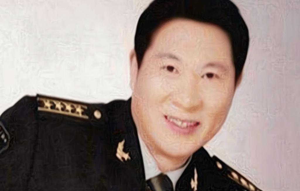 13年,北京军官自封少将,娶俩老婆敛财380万,因一照片暴露身份