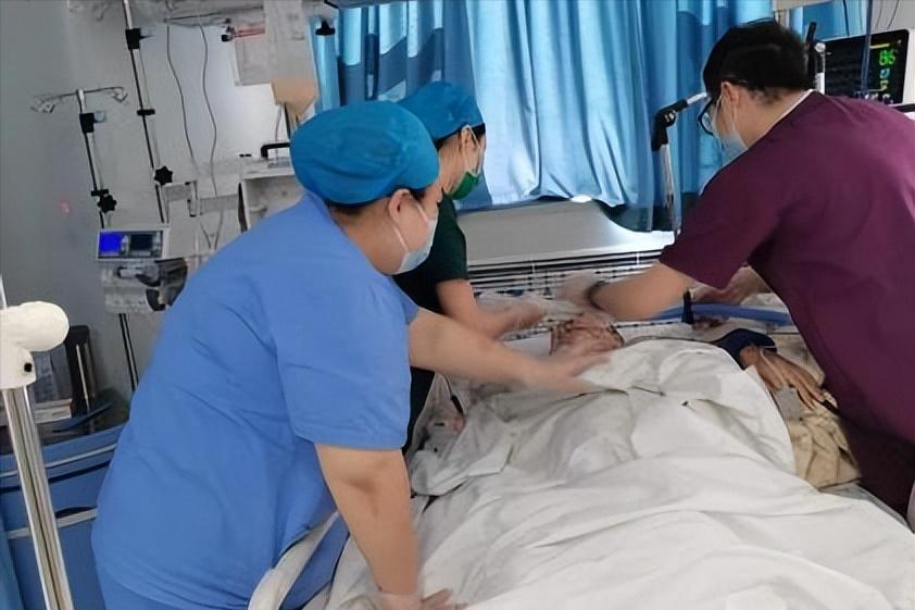 危急时刻97岁老人在icu的重生之旅,沈阳七旬老人被救助