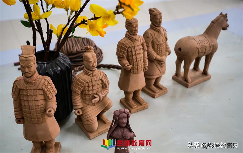 鍚嶅笀浜戦泦,鍚嶅笀鑽熻悆甯堣祫闆勫帤