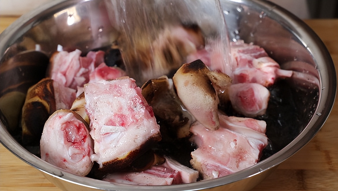 买猪蹄挑前的好还是后的好,买猪蹄儿是买前腿好还是后腿好