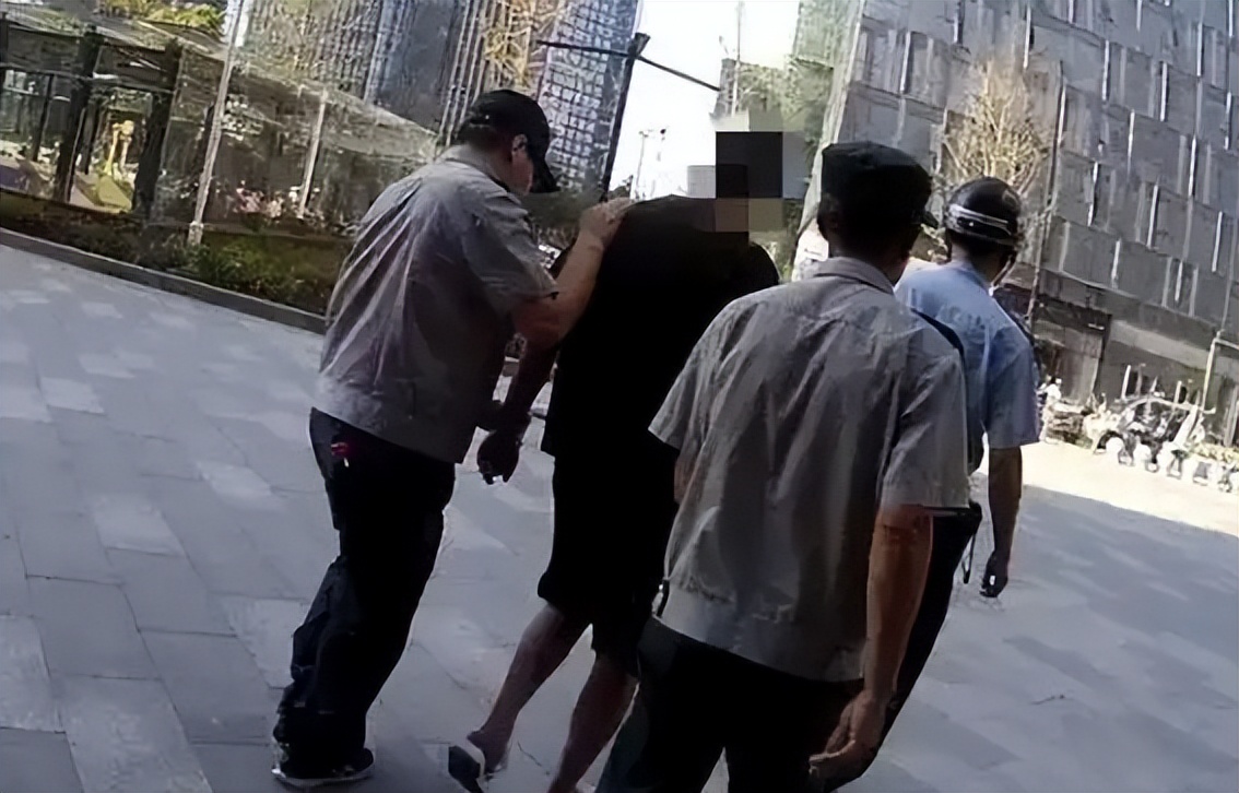 女子被跟踪求助店主,女子被尾随求助店长原视频