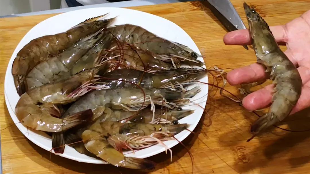 大虾这样做太好吃了虾肉鲜嫩入味,大虾别用水煮教你一个超简单做法
