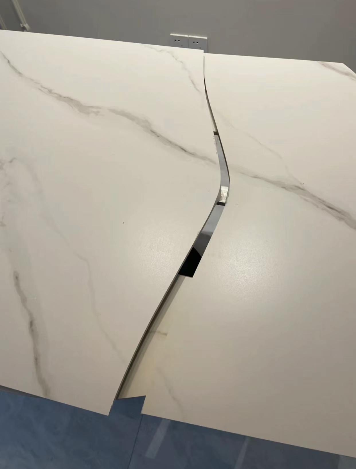 岩板餐桌使用过程中会裂吗,岩板餐桌角裂了