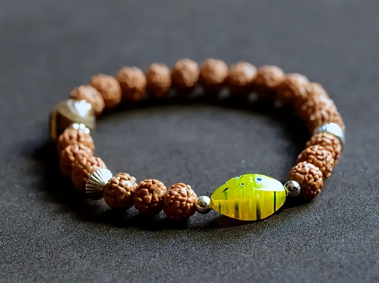 金刚菩提要盘几年才能变成深红色,金刚菩提色差能变一致吗