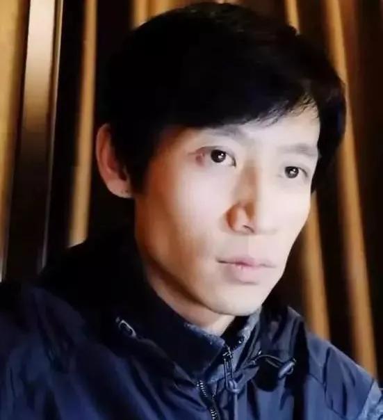 瘦成纸片的明星图片,瘦成纸片人的男明星