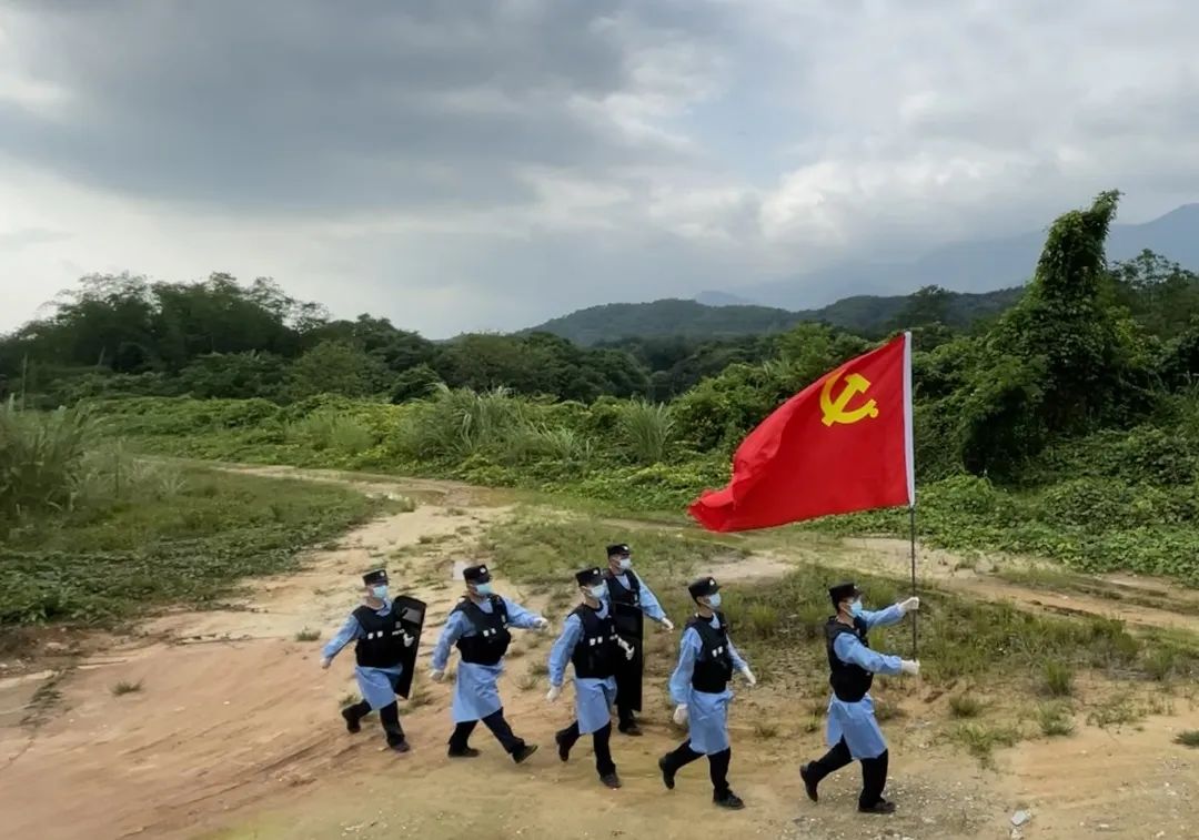 “别动！你手上有条大蜈蚣！”