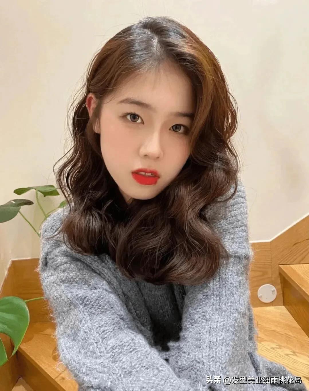 中年妇女中长发怎么烫好看,烫的中长发怎么扎好看