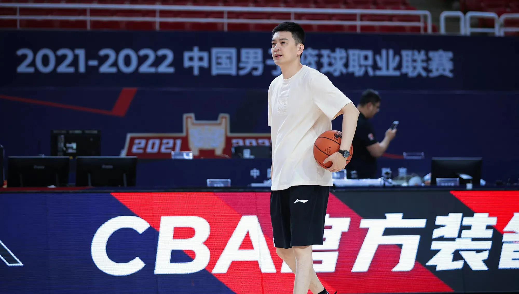 辽宁18年总冠军杨鸣举奖杯,辽宁夺冠时刻杨鸣