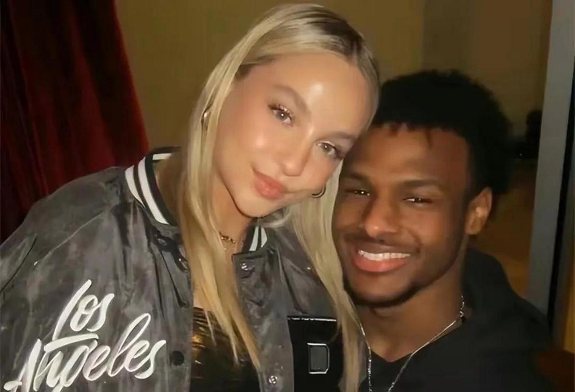 布朗尼住院2两天，白人女友全程陪伴！身材傲人性感堪称人间*物尤**