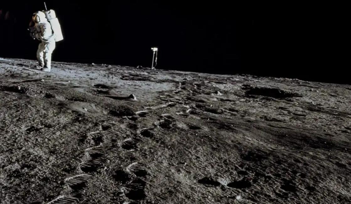 月球为何被地球潮汐锁定,月球总有一个重心偏向地球