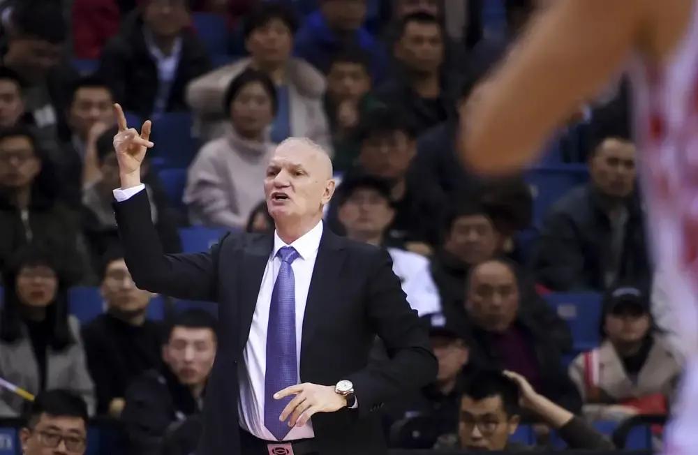 广东赢江苏亏大了，首钢证明外教就是灵，王晗情绪失控和队员冲突