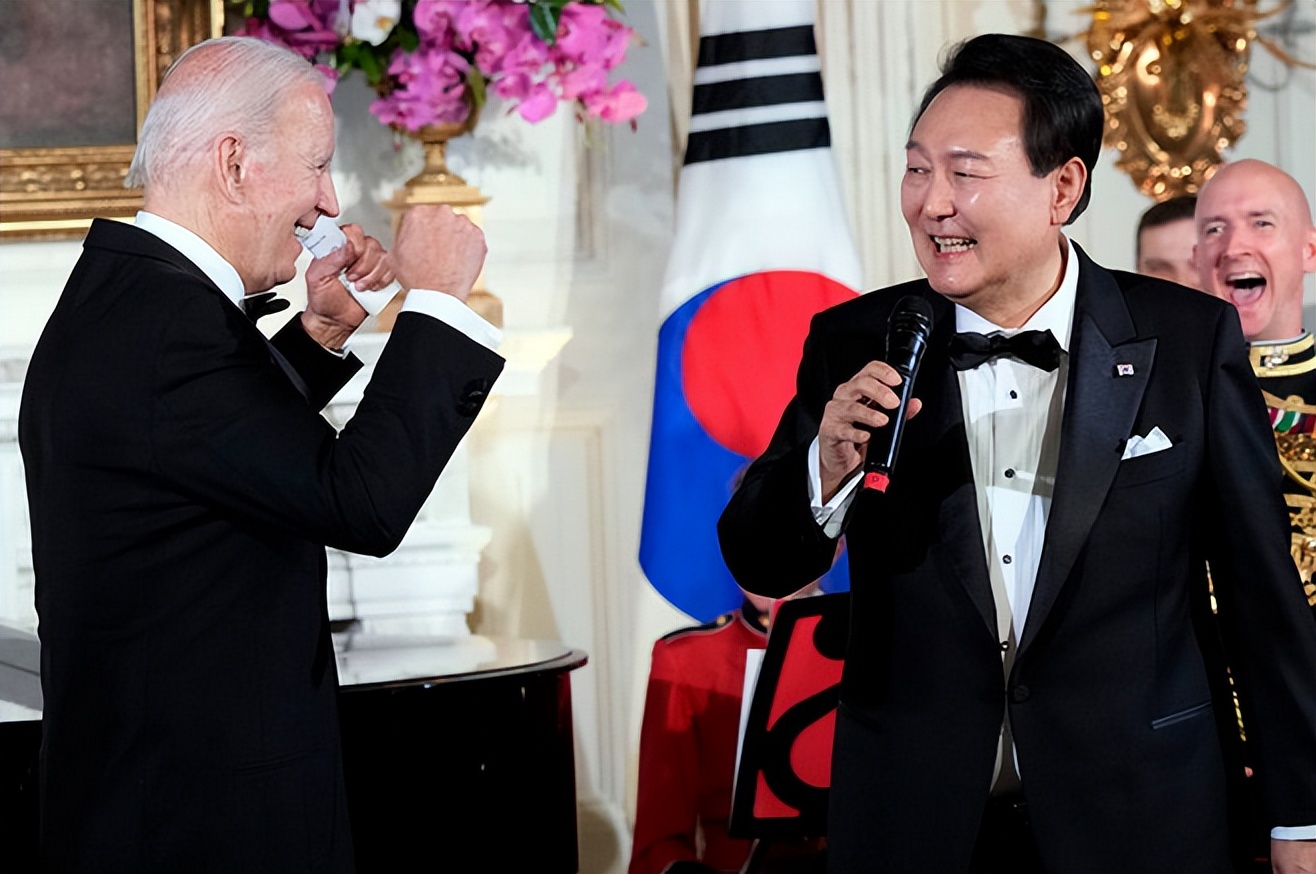 尹锡悦在美唱美国派，在日对膏药旗鞠躬，让韩国朝野玻璃心碎一地