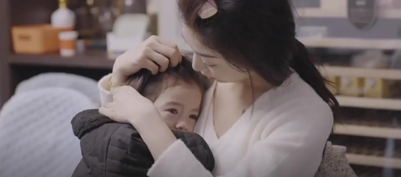 女模特10万元养三胞胎,30岁女模特生下三胞胎