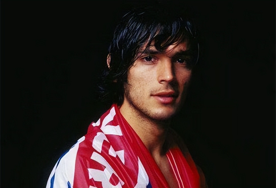 本赛季在纽卡状态神勇的阿尔米隆：浓眉大眼的全村希望