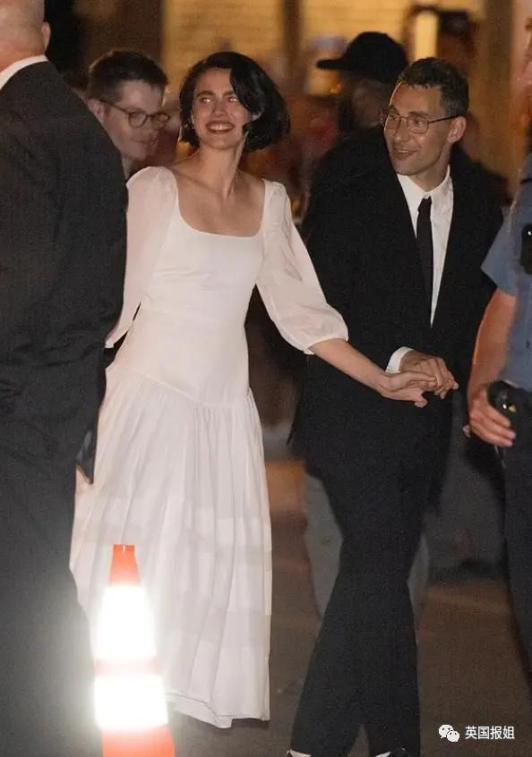 霉霉演唱会美国小姐开场自我介绍,霉霉与打雷姐现身超级碗