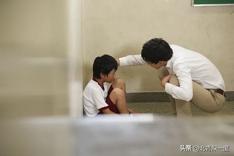 一位小学老师的反霸凌实验：男孩多次语言霸凌女同学，老师上报后被领导要求冷处理，最终老师被迫离开学校