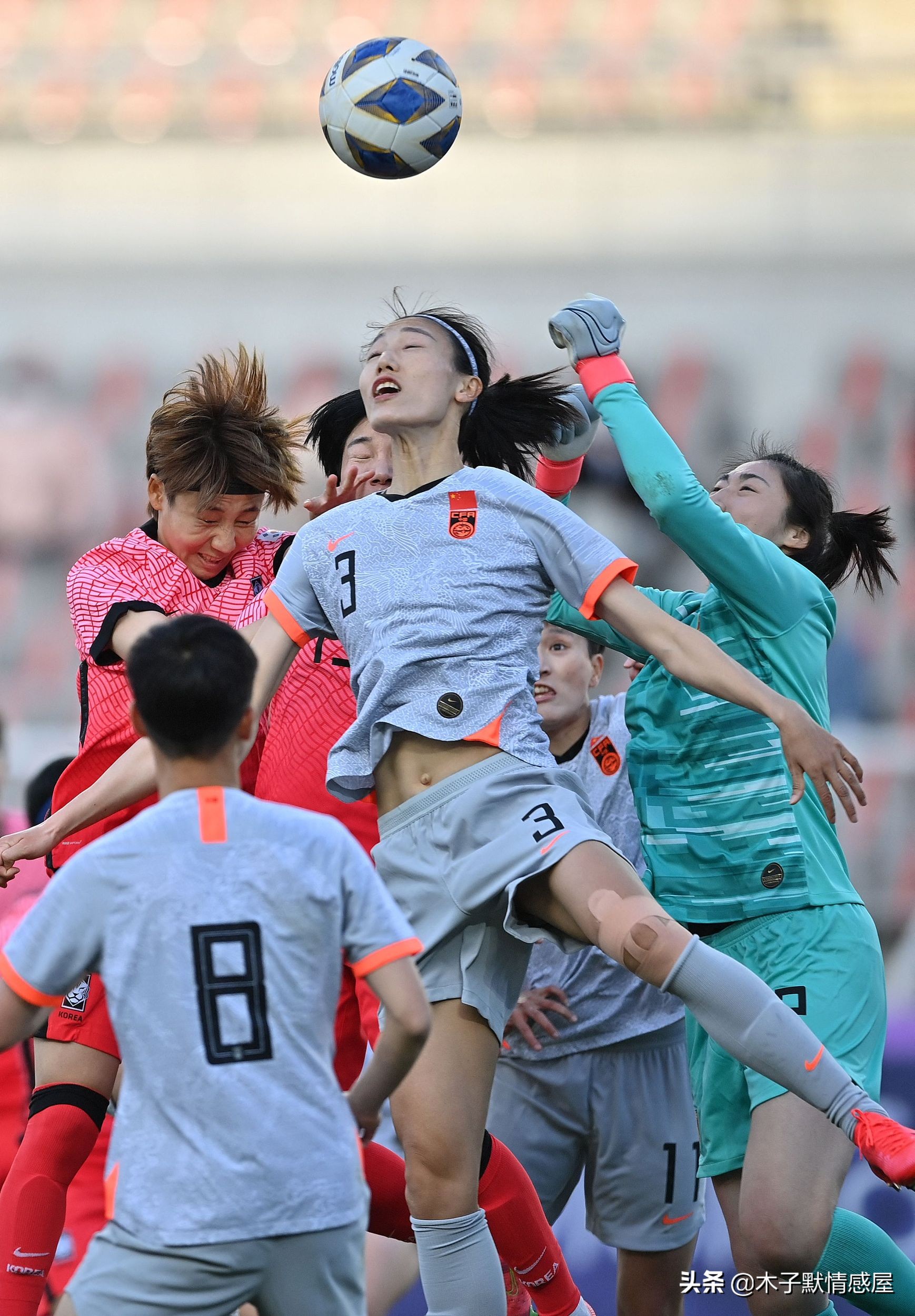 十年前，女足姑娘中有人经济窘迫得捡矿泉水瓶卖钱