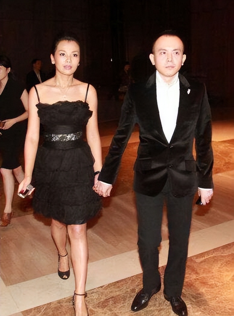 被“贤妻”*绑捆**的人生：刘涛曾经有多风光，现在就有多失意