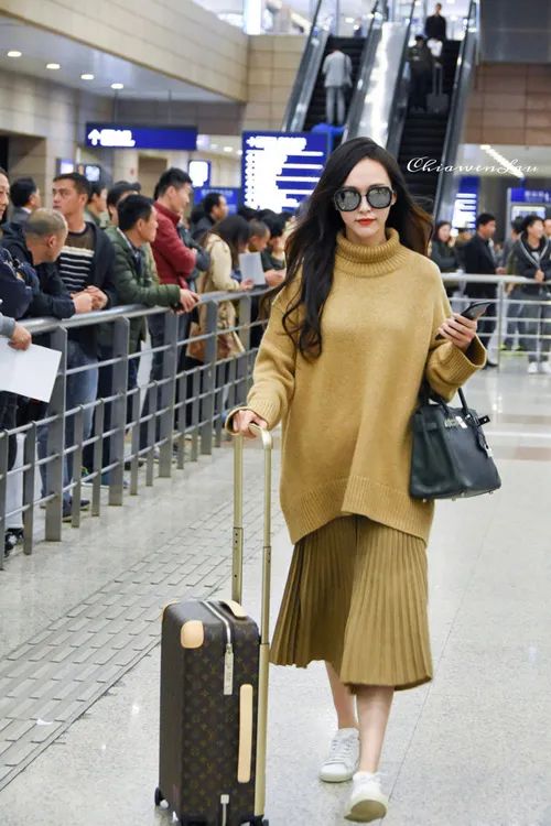 唐嫣在机场时背的焦糖色包,唐嫣曾经用过哪些包包