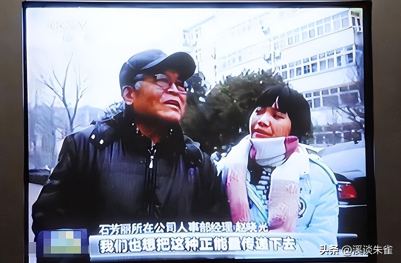 老人被撞肋骨断了十根,老人晨练被撞