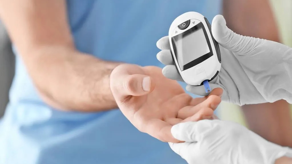 老人经常压腿、拉筋，对身体是好是坏？医生：3大好处会慢慢显现