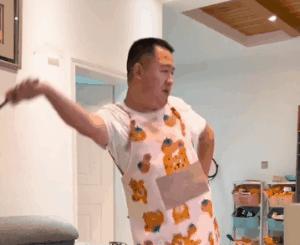 把最火的王心凌，与尴尬的汤唯放在一起，明星的遮羞布碎了一地