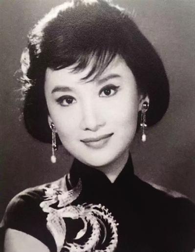 “10元小费”，金庸爱上小29岁的女侍应，妻子朱枚知道后提2要求