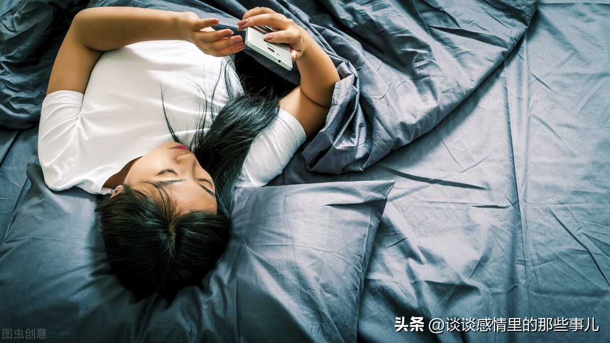 女人怎么暗示男人喜欢她,女人喜欢已婚男都有哪些暗示