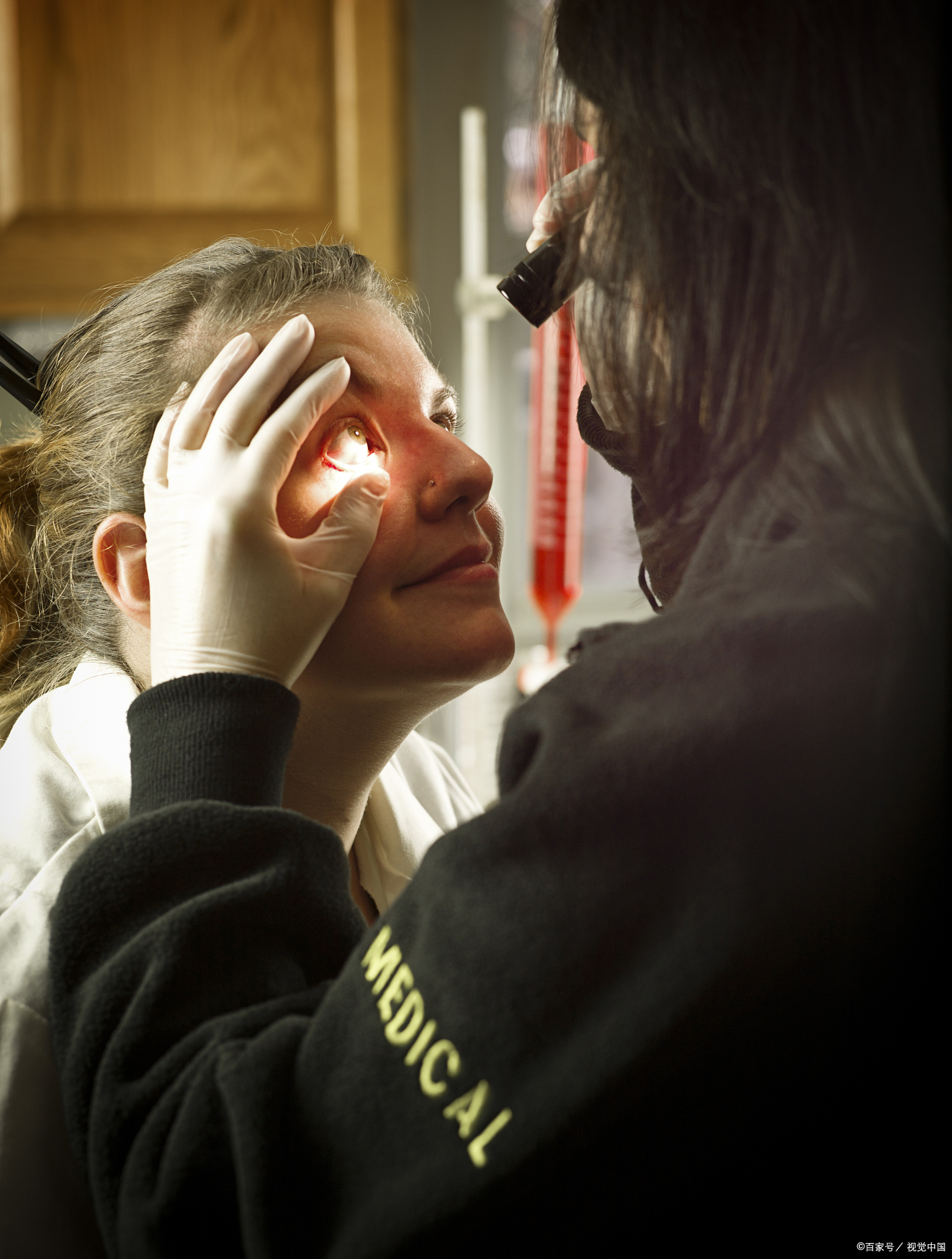 眼睛突然出现闪光用什么药,眼睛长期有闪光感用什么药恢复