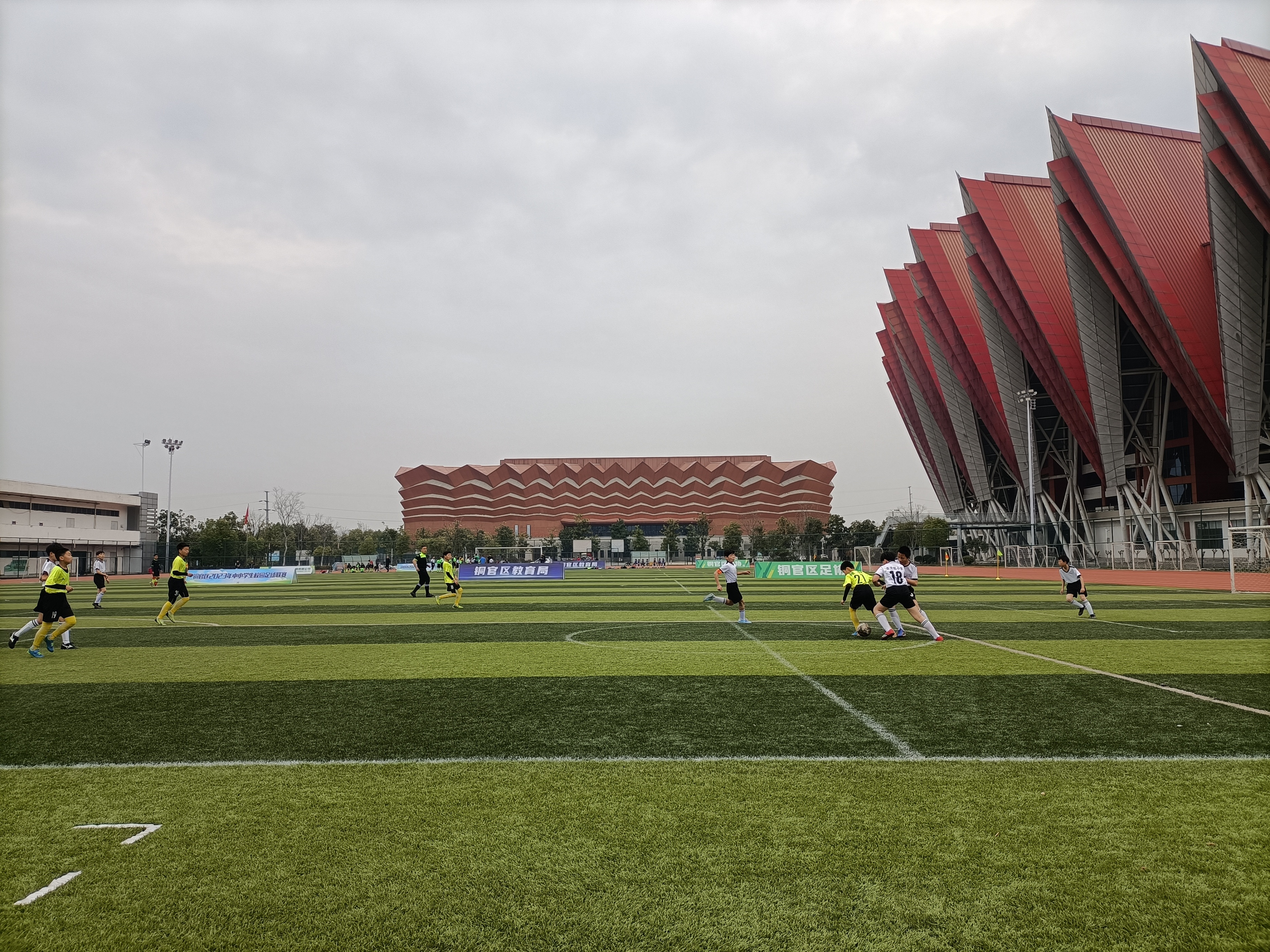 学校足球联赛捷报,小学足球联赛获得双冠