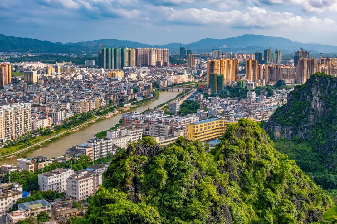 这座海滨小城可真美丽,小众旅行海边小城市