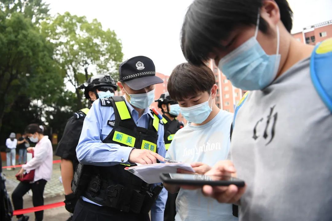 直击高考早交卷,护航高考2020第一天结束