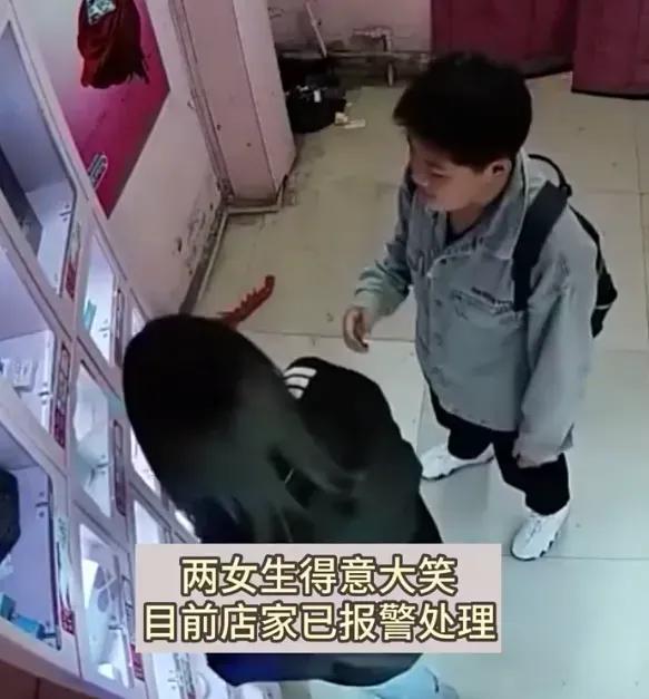 两名女子去无人售货店,女孩偷无人售货店