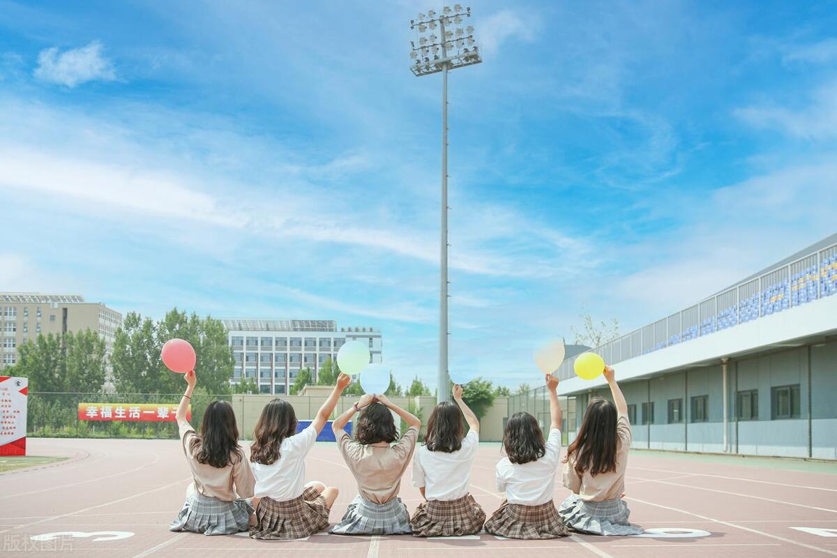 谁说广州经济不行了，广州成00后毕业首选城市，地铁更加难挤了！