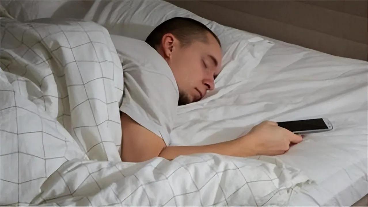 睡觉时手机放在枕头边辐射会致癌,晚上手机放枕边长时间辐射会致癌