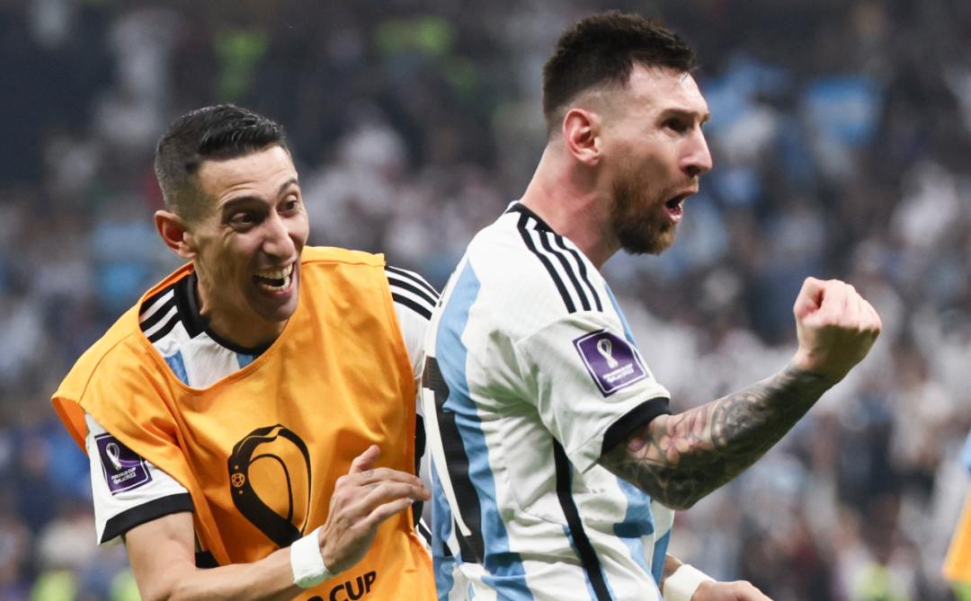 人生赢家！迪玛利亚庆圣诞，餐盘全印大力神杯，拥两女儿馋哭梅西