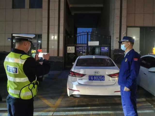 银川多辆消防车出警,占用生命通道消防车