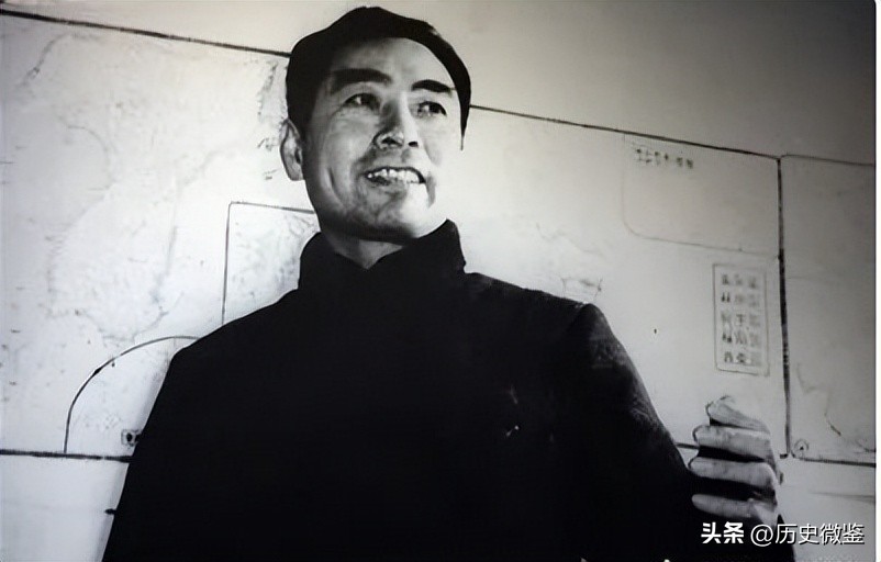 76年周总理遗体火化前，乔冠华抱棺痛哭：我来做您的儿子为您送行