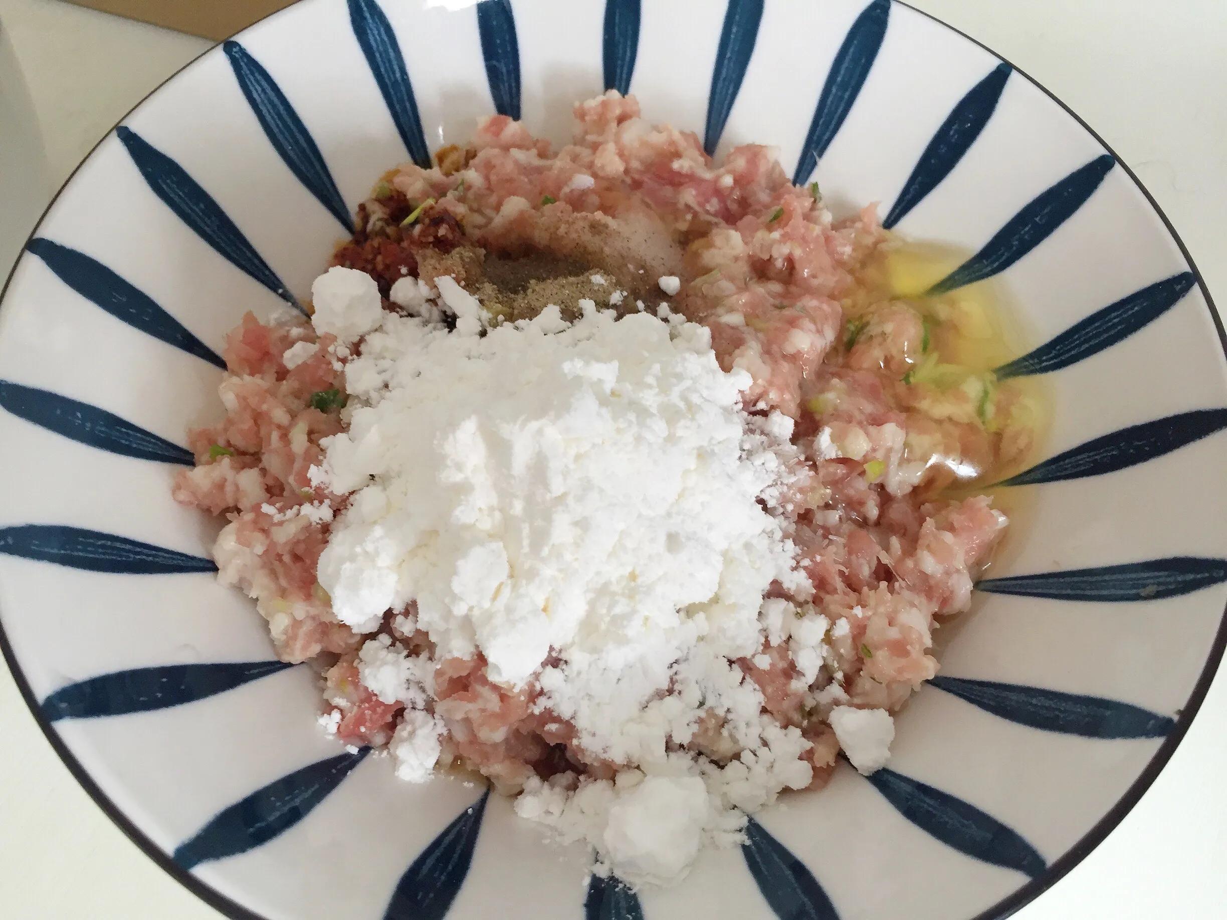 红烧狮子头怎么做才能滑嫩不散,大厨教你做红烧狮子头又香又解馋